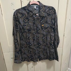 Medium cinch button-down